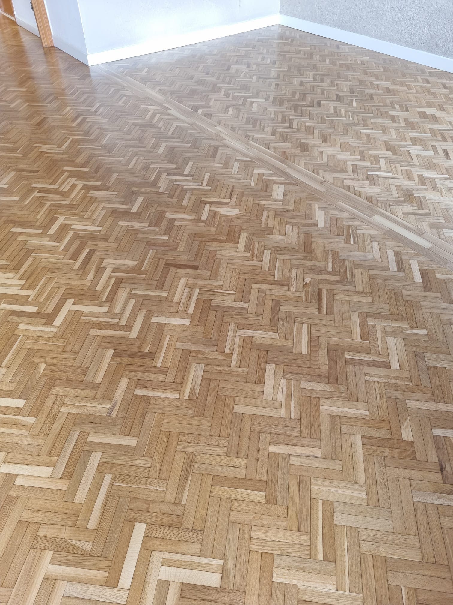 Detalle de acabado barnizado en suelo de madera