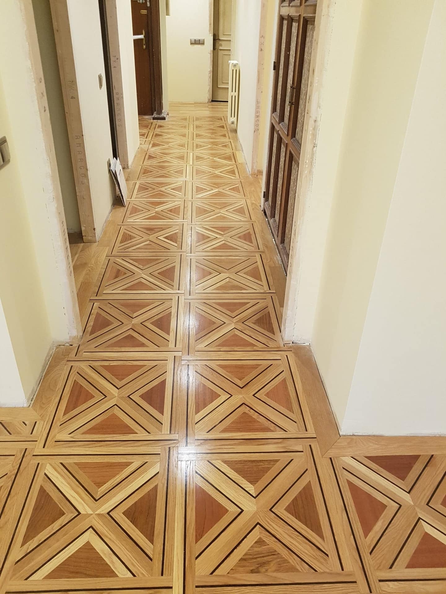 Acabado satinado sobre madera natural