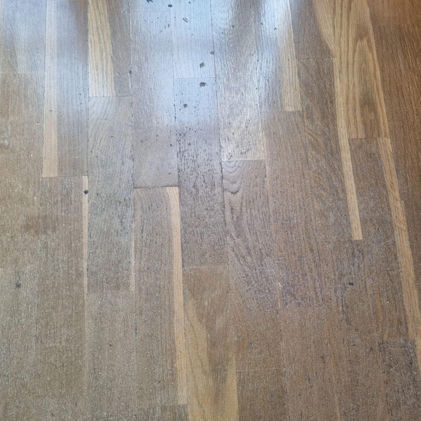Superficie de parquet dañada antes de la reparación