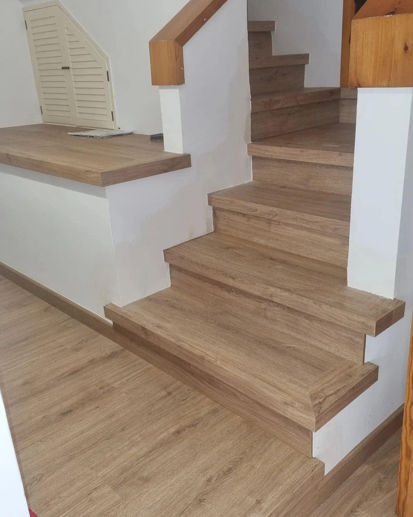 Escalera forrada en madera con remates cuidados en Sabadell