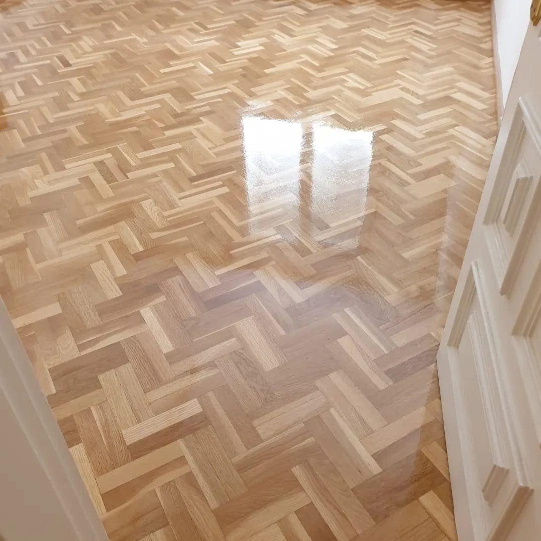 Suelo de madera con barnizado mate