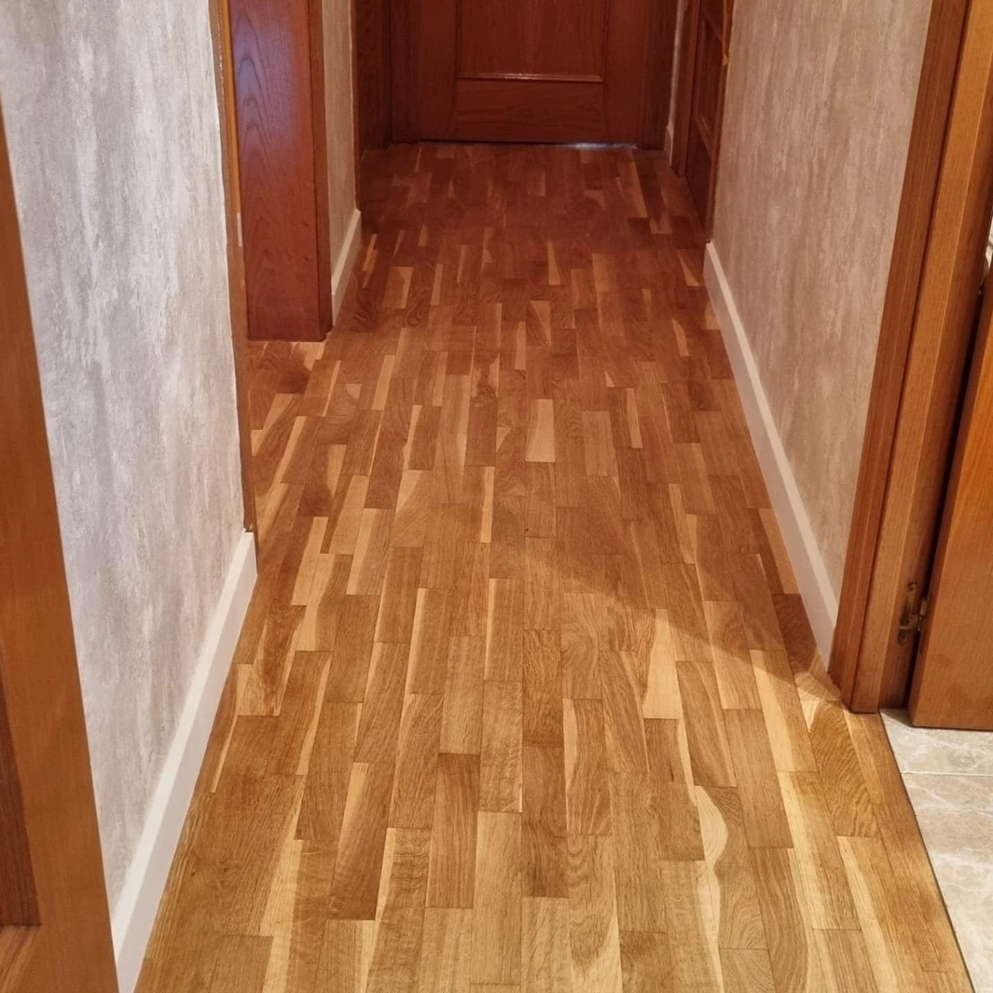 Suelo de parquet restaurado con acabado renovado