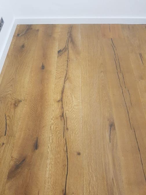 Detalle de la veta del parquet junto al rodapié