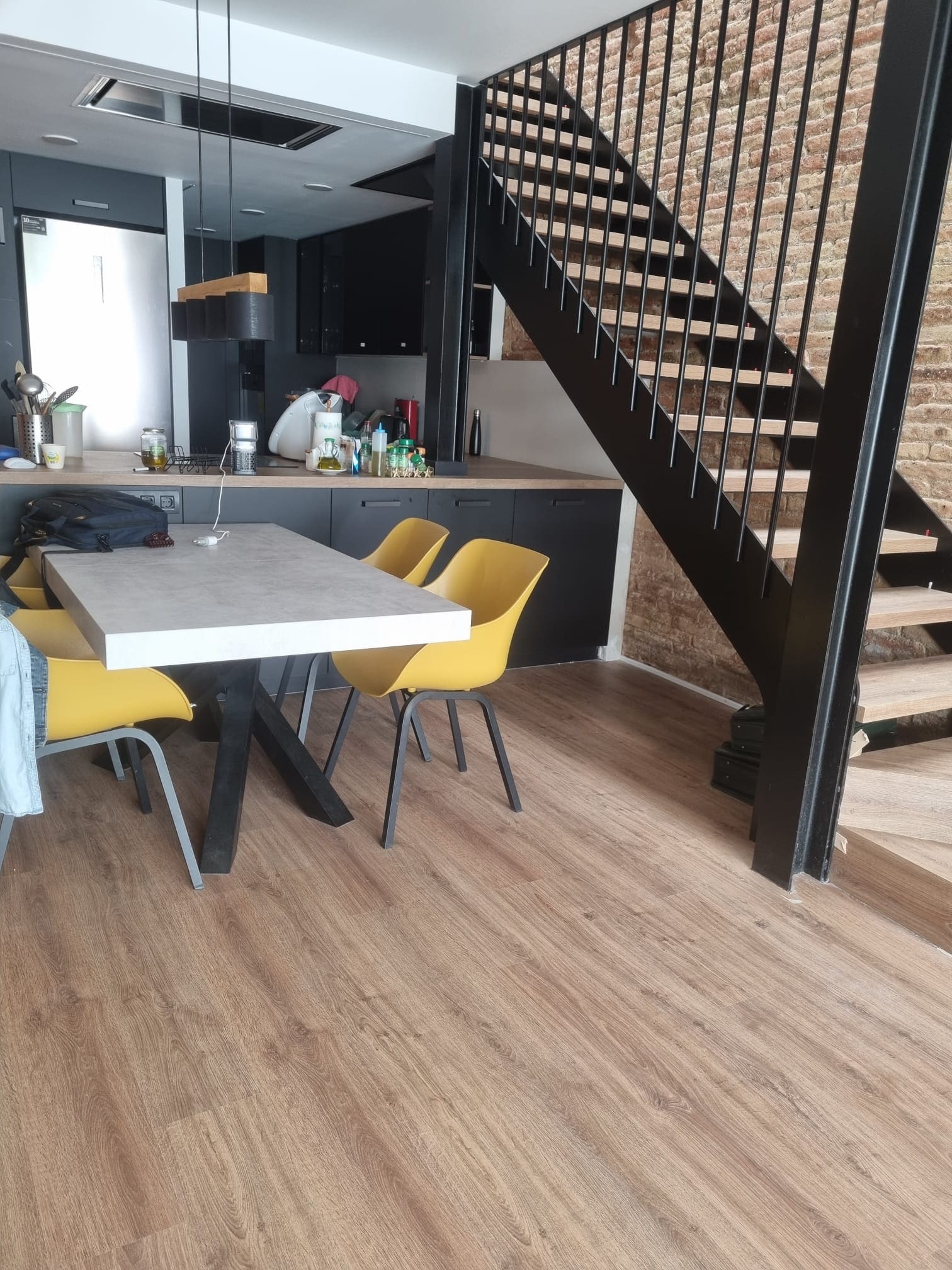 Peldaños de madera con estructura metálica y parquet coordinado