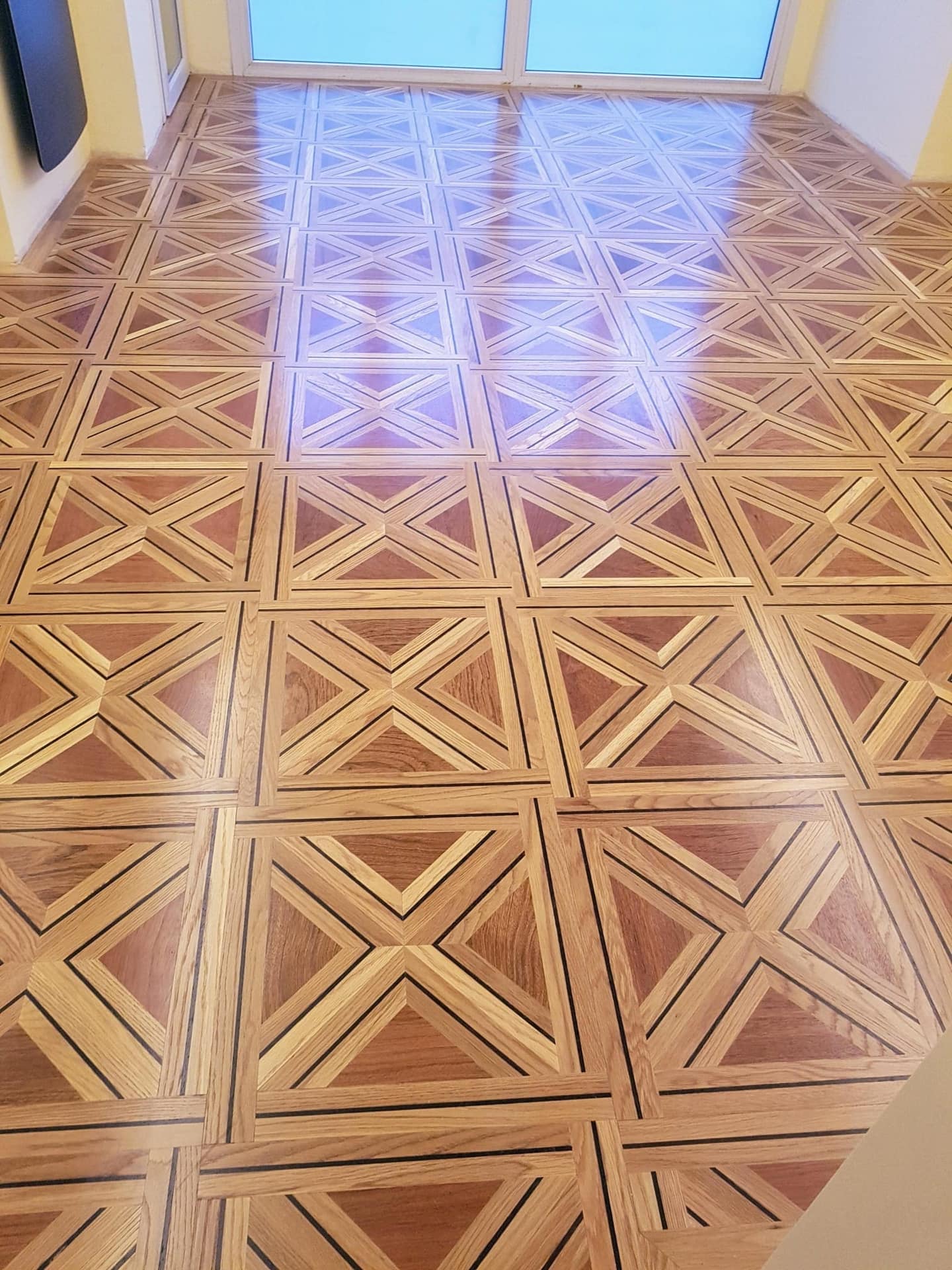 Salón con suelo de parquet en marquetería instalado en Sabadell