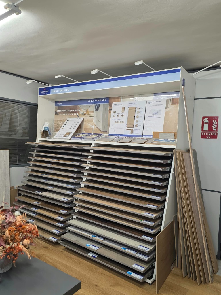 Expositor Quick-Step con muestras de suelos laminados
