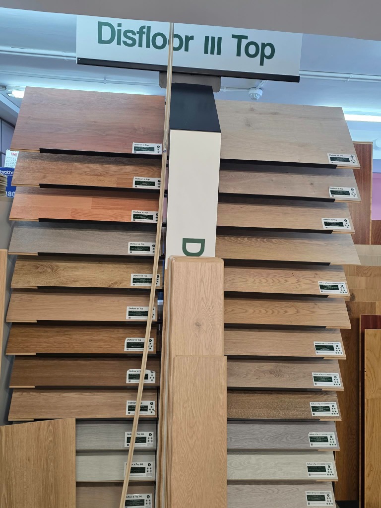 Expositor Disfloor III Top con muestras de suelos de madera