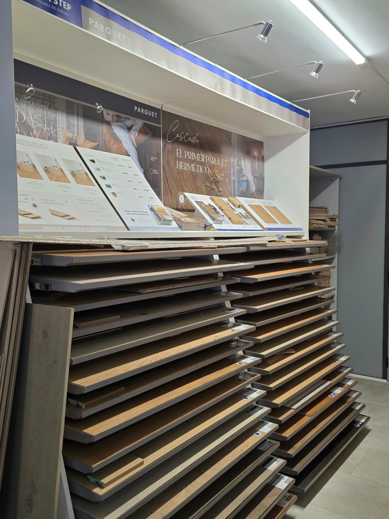 Expositor con muestras de parquet y suelos Quick-Step
