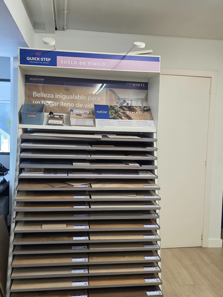 Expositor Quick-Step de muestras de suelo vinílico