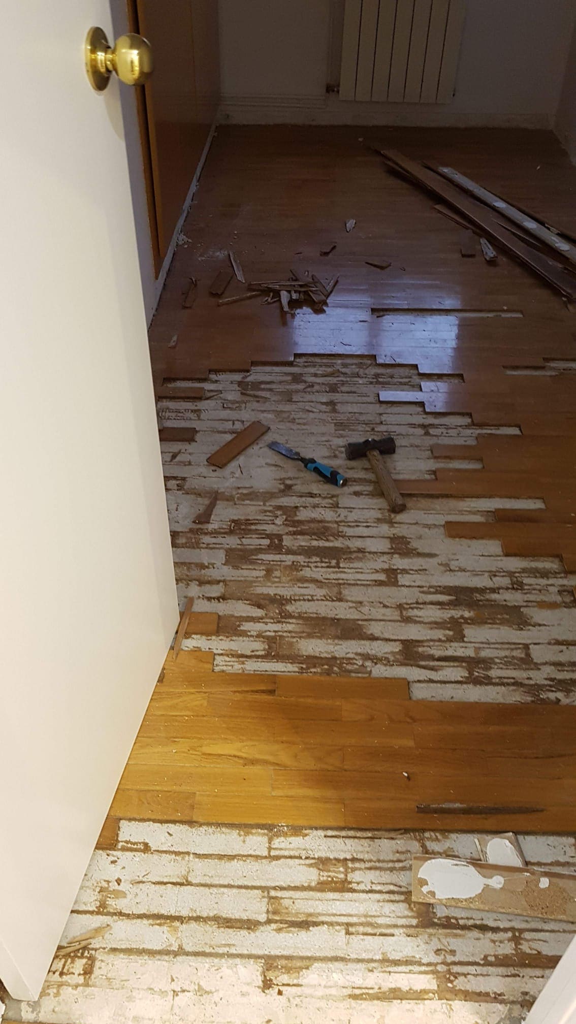 Instalación de parquet resistente para oficina
