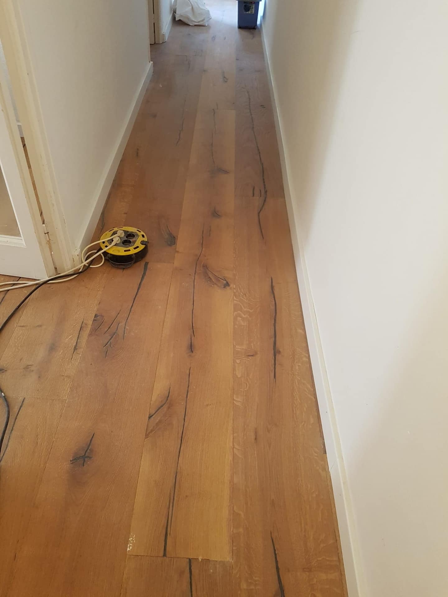 Pulido final de madera maciza