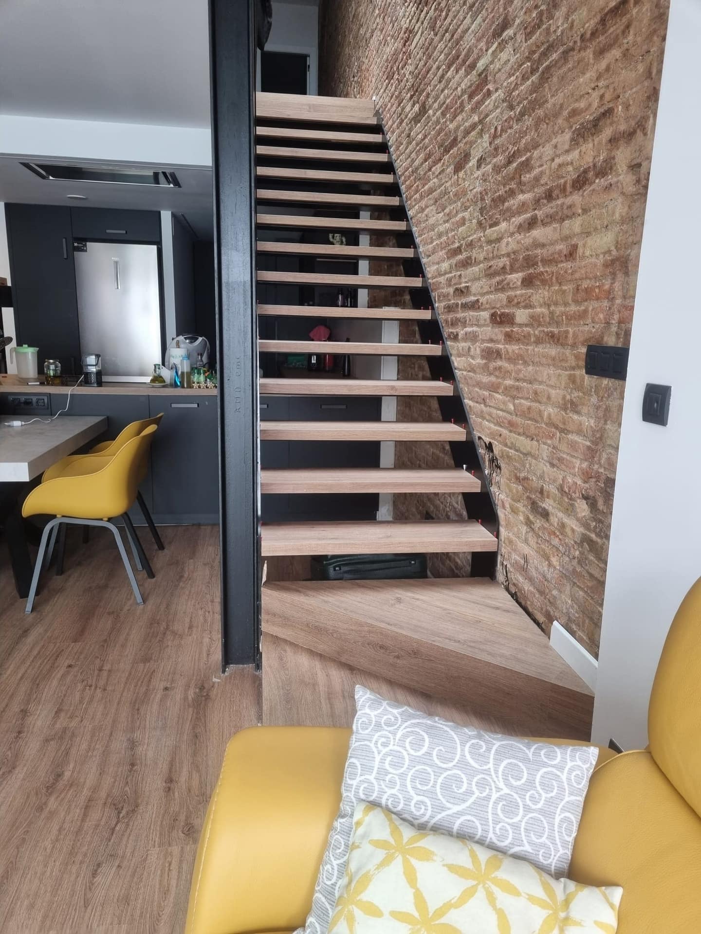 Escalera de madera y parquet pulido en un loft de Barcelona
